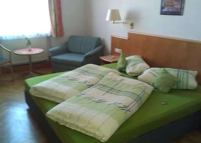 מלון Restaurant Hambacher Winzer